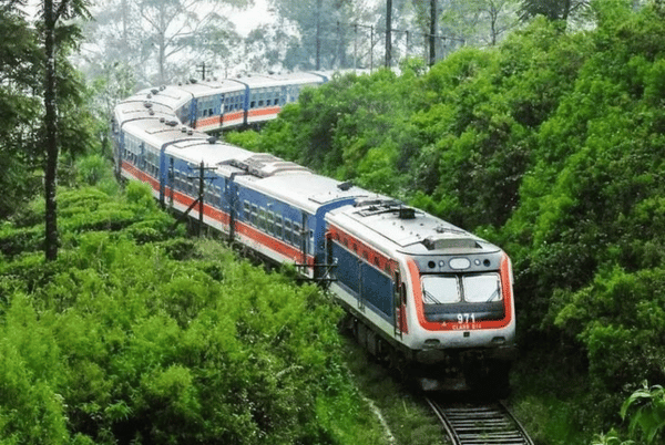 Scenic Train to Nuwara Eliya